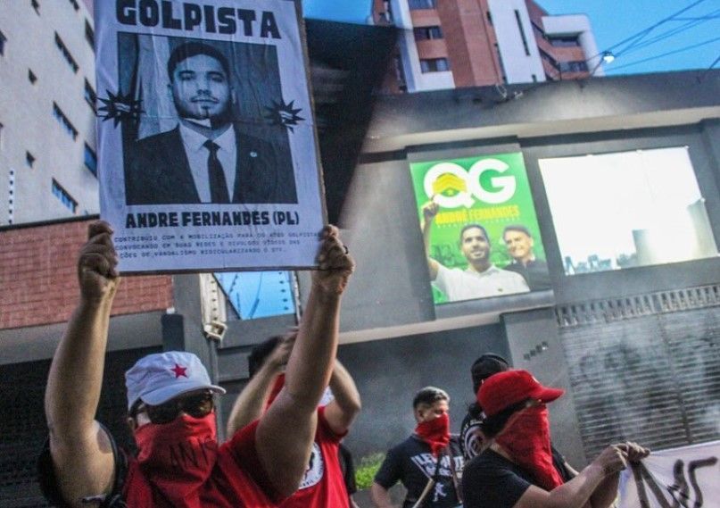 Integrantes de Levante Popular protestam contra deputados conservadores para marcar 60 anos do golpe militar