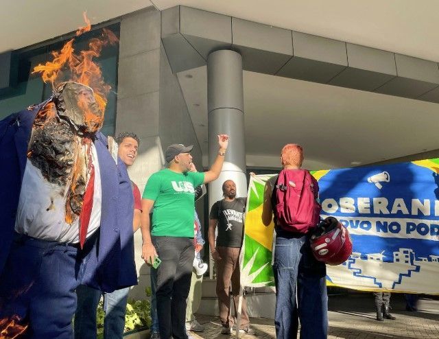 Grupo queima boneco de Trump e bandeira dos EUA em protesto contra tarifaço em BH