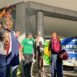 Grupo queima boneco de Trump e bandeira dos EUA em protesto contra tarifaço em BH