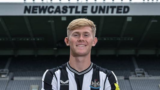Lewis Hall chega por empréstimo de uma temporada do Chelsea ao Newcastle