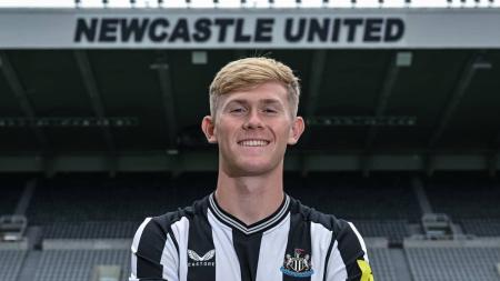 Lewis Hall chega por empréstimo de uma temporada do Chelsea ao Newcastle