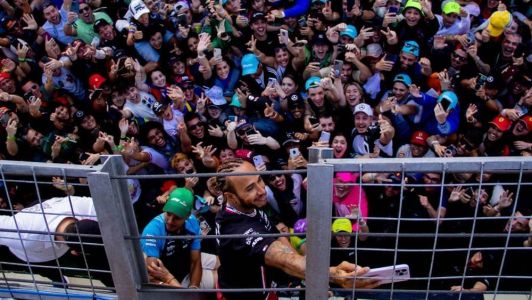 Lewis Hamilton tirou fotos com o público após a corrida