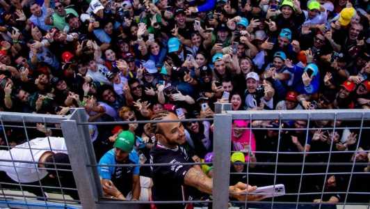 Lewis Hamilton tirou fotos com o público após a corrida