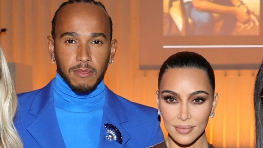 Lewis Hamilton e Kim Kardashian durante evento da WSJ. Magazine em outubro de 2021