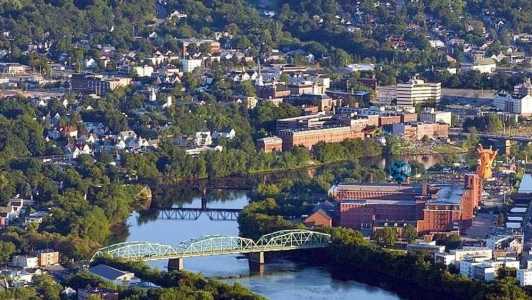 Lewiston, no estado do Maine,  foi palco de massacre que deixou ao menos 22 mortos