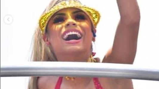 Lexa se apresenta em bloco de carnaval