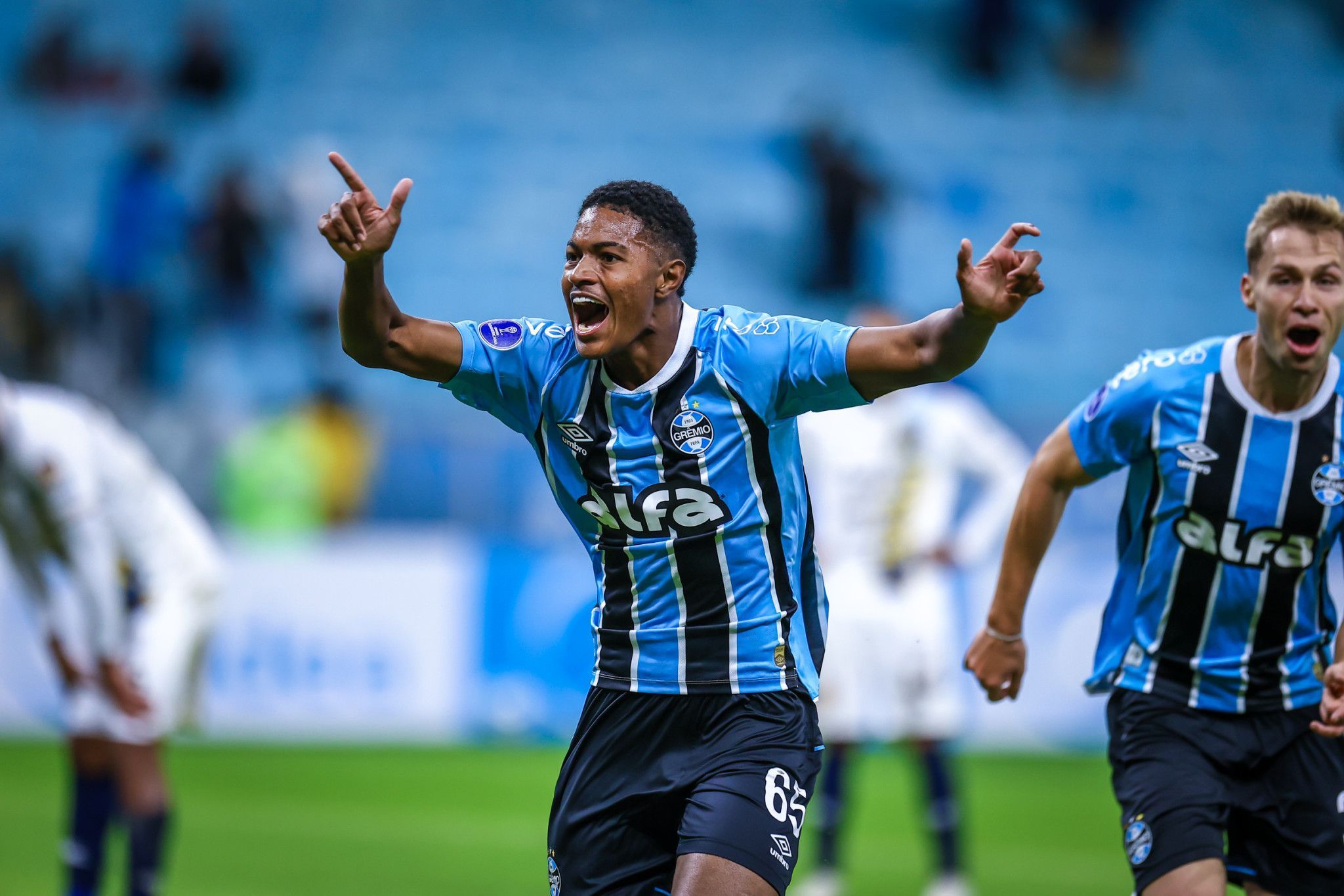 Grêmio renova com 'cria' da base e titular aos 19 anos; veja detalhes