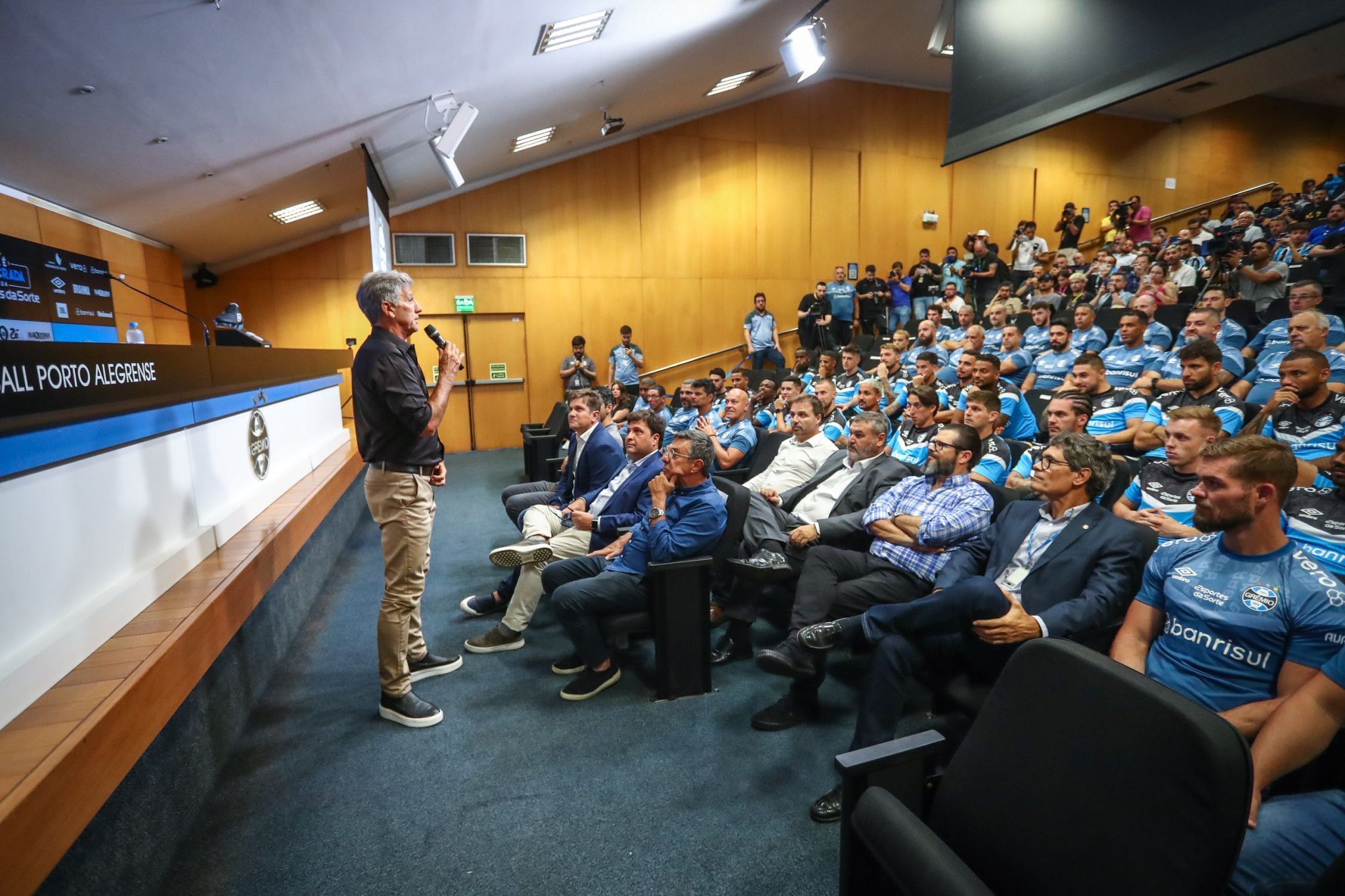 Grêmio se reapresenta para 2024 com pedido confiança