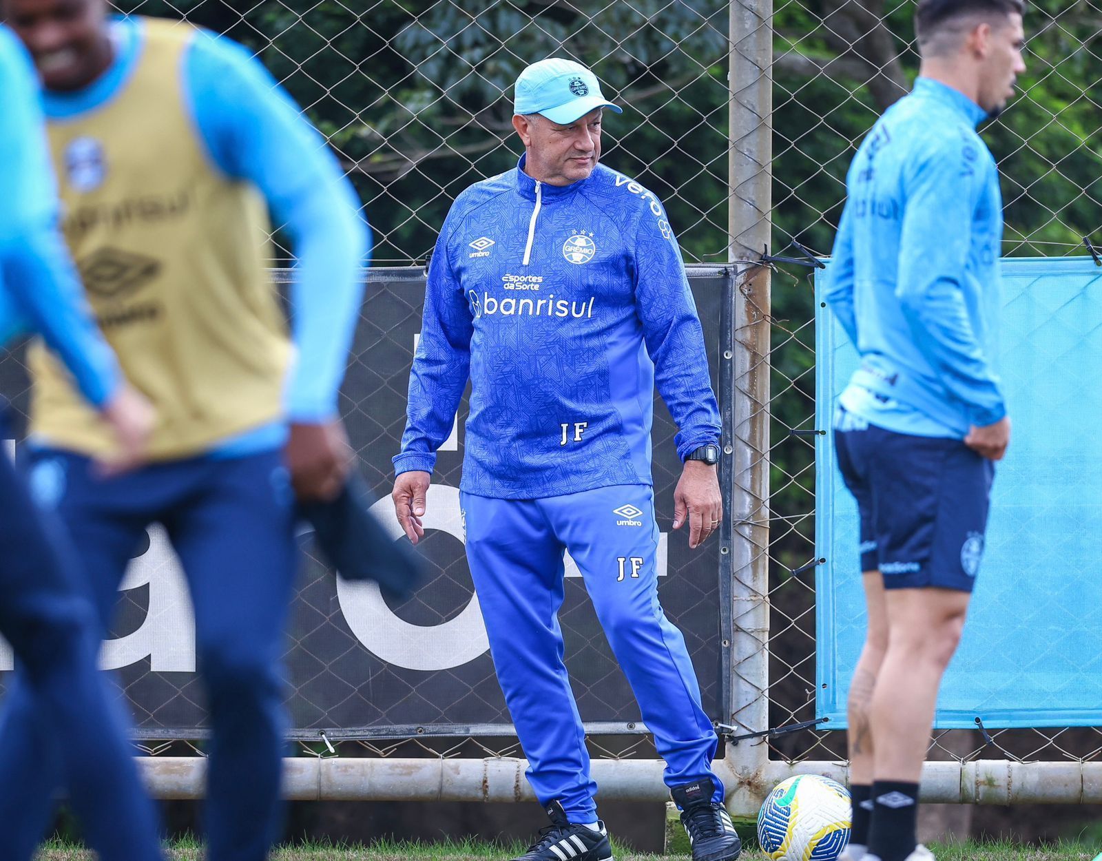 Grêmio anuncia James Freitas como novo auxiliar técnico permanente