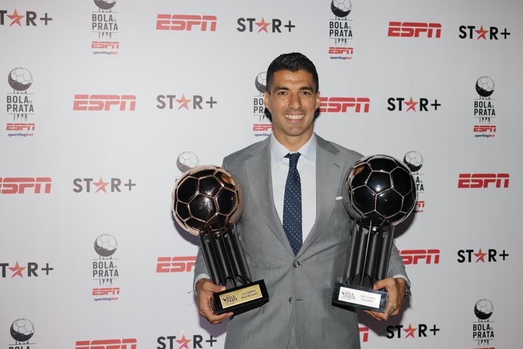 Suárez dedica prêmio a funcionários do Grêmio: 'Do time e pessoal do CT'
