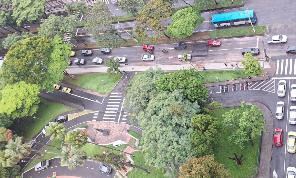 Liberado trânsito na Avenida Rio Branco perto da Catedral de Juiz de Fora