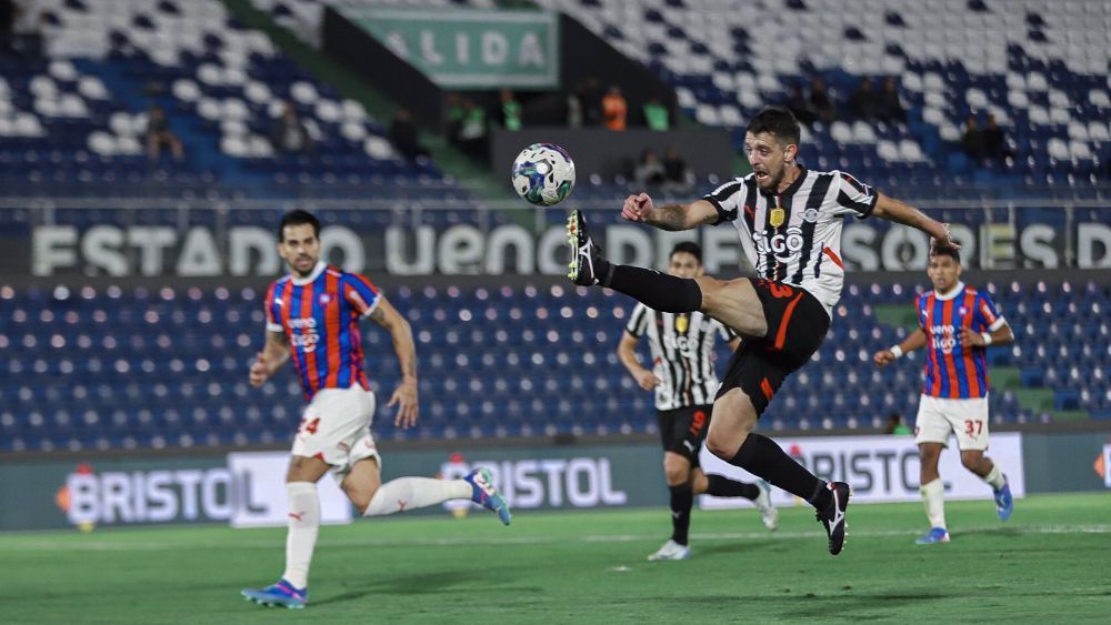 Libertad aproveita expulsão de ex-Cruzeiro e vence clássico antes de jogo da 'Sula'