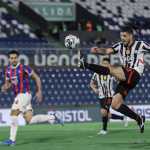 Libertad aproveita expulsão de ex-Cruzeiro e vence clássico antes de jogo da 'Sula'