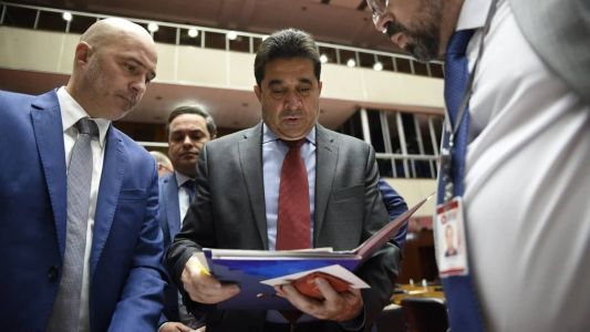 Líder de Governo, Gustavo Valadares (à esquerda) pediu reagendamento, que foi aceito por Sargento Rodrigues (ao centro)