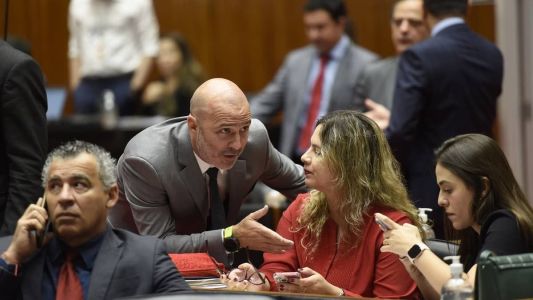 Líder de Governo, Gustavo Valadares conversa com a deputada Beatriz Cerqueira, da oposição