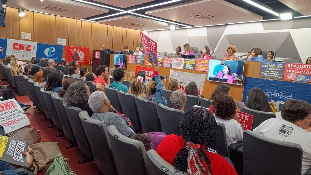 Líder de Zema diz que governo de Minas vai pagar piso nacional para professores 