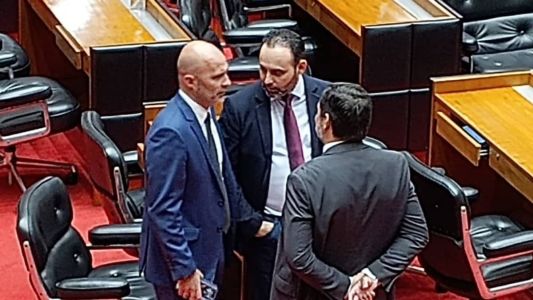 Líder do governo Zema, Gustavo Valadares (esq.) conversa com líder da oposição, Ulysses Gomes (centro) na Assembleia