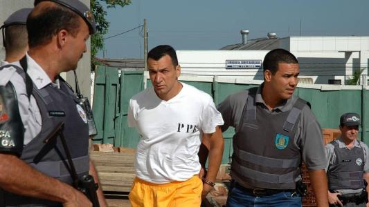 Líder do PCC, Marcola é levado para hospital sob forte escolta com quase 100 policiais.