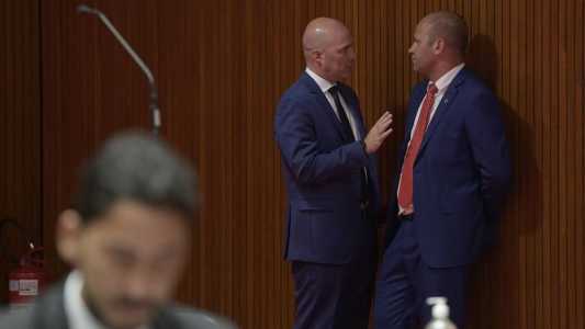 Líder e futuro secretário de Governo, Gustavo Valadares (PMN) conversa com Bim da Ambulância (PSD), integrante da base, durante reunião de plenário