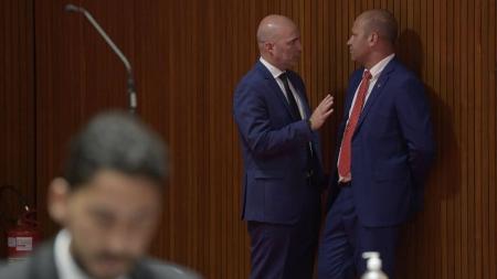 Líder e futuro secretário de Governo, Gustavo Valadares (PMN) conversa com Bim da Ambulância (PSD), integrante da base, durante reunião de plenário