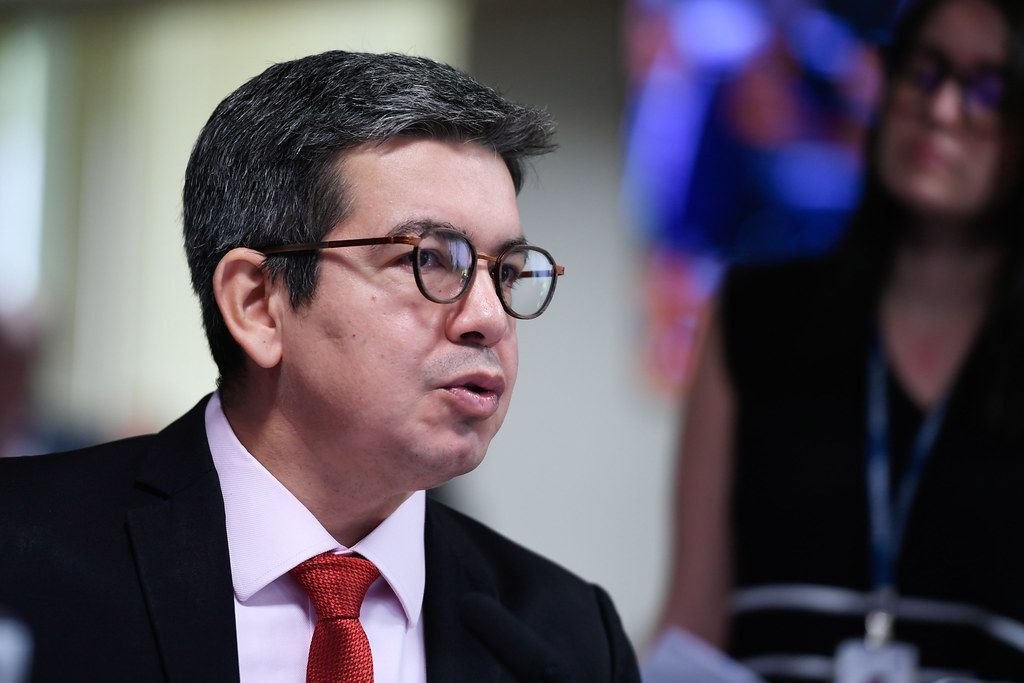 Brasil quer exploração de petróleo para financiar matrizes renováveis, diz Randolfe
