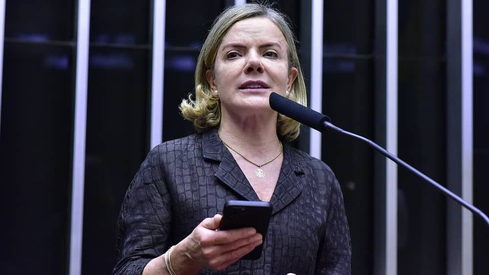 Gleisi critica Campos Neto e diz que redução da Selic ocorre a 'conta-gotas'