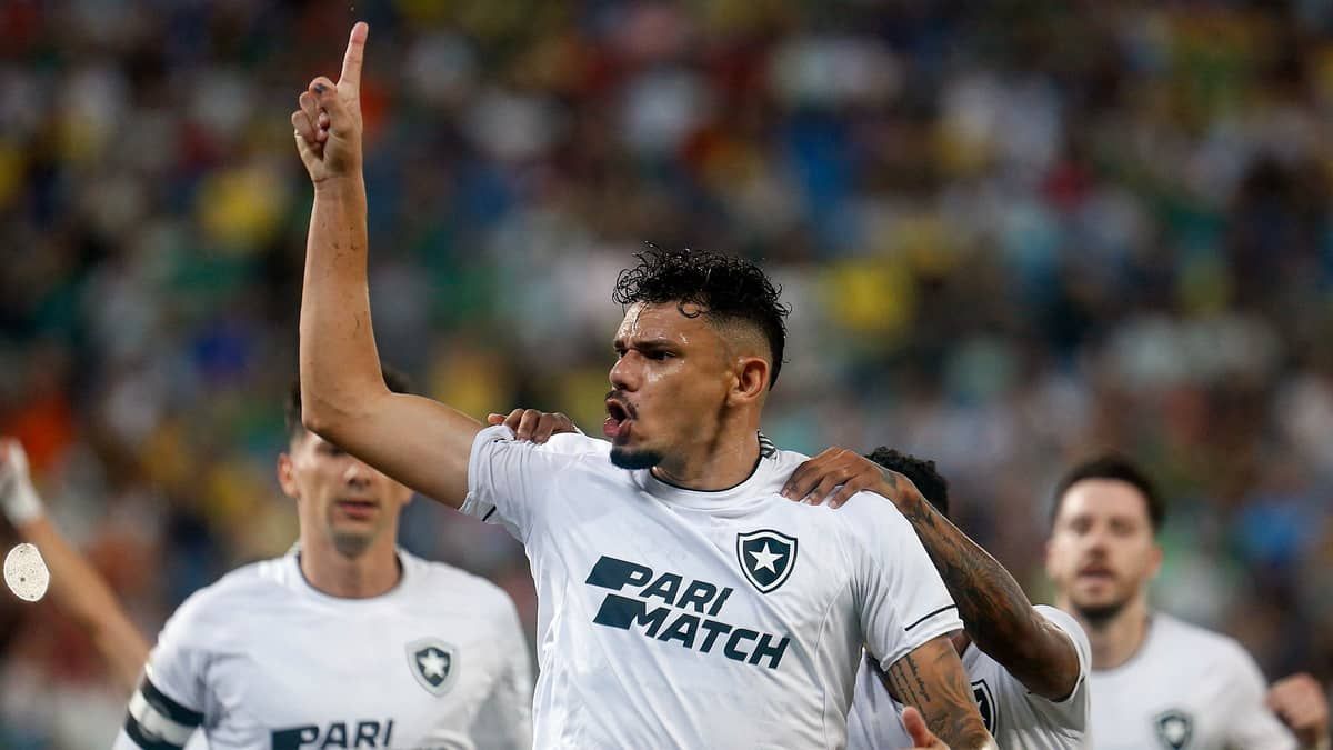 Tiquinho e Perri brilham, Botafogo vence o Cuiabá e dispara na liderança