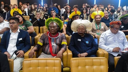 Lideranças indígenas, como o cacique Raoni, acompanham sessão no plenário do Supremo Tribunal Federal