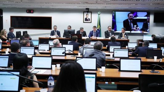 Líderes da Câmara travam debate sobre prorrogação de comissões de inquérito