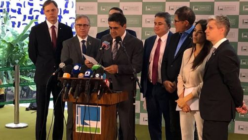 Líderes de 11 frentes parlamentares apresentaram um manifesto nesta terça-feira (28) pedindo para que o veto presidencial ao projeto que prevê a prorrogação, por mais quatro anos, da desoneração da folha de pagamentos para empresas de 17 setores, seja incluído na pauta da próxima sessão do Congresso Nacional.