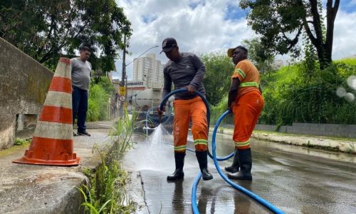 equipe do Demlurb limpa rua Benjamin Guimarães no Bairro Democrata após forte chuva em Juiz de Fora