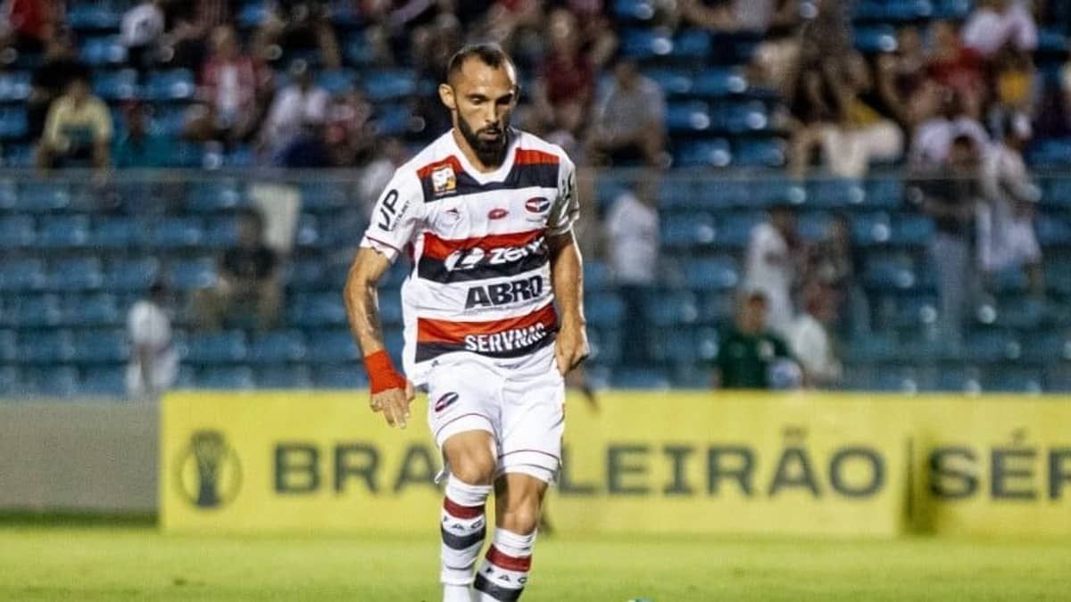 Jogador entra em campo com R$ 100 em confronto do Brasileiro da Série D