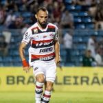 Jogador entra em campo com R$ 100 em confronto do Brasileiro da Série D