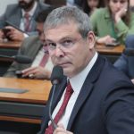 Lindbergh diz que deputados patrocinam 'golpe' ao discutir anistia a Bolsonaro