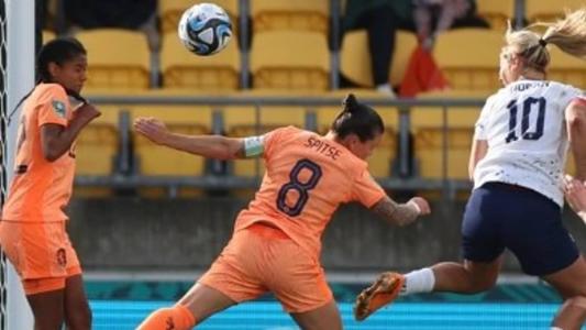 Lindsey Horan, craque dos EUA, marcou o gol de empate contra a Holanda