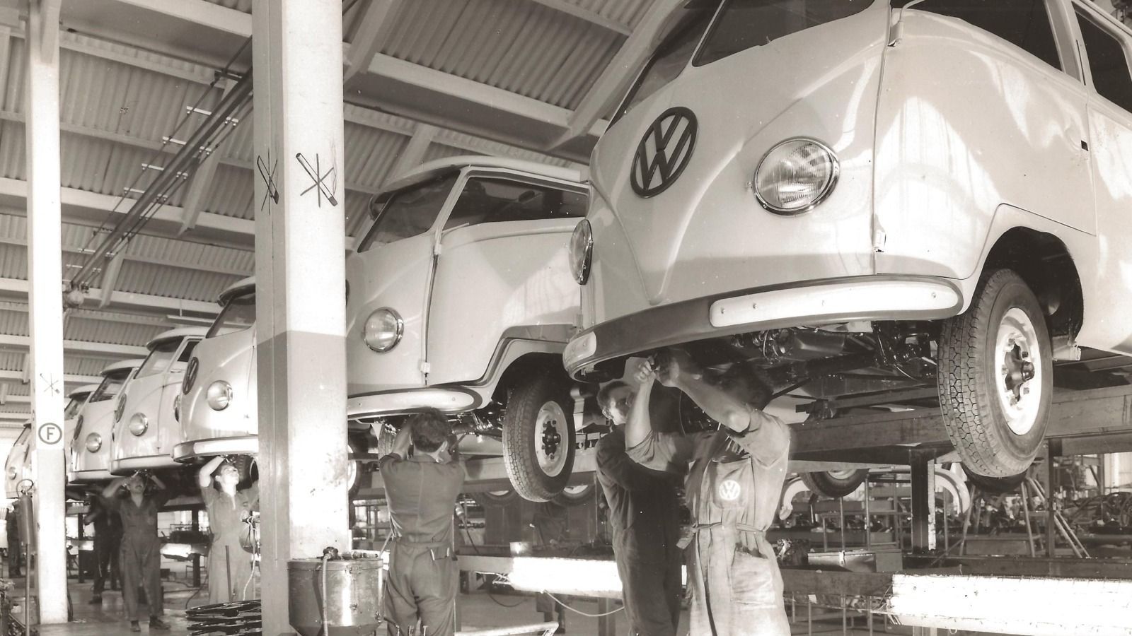 'Velha Senhora' faz 68 anos: conheça algumas curiosidades sobre a Kombi
