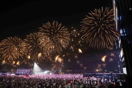 Multidão se reúne para receber o novo ano no Rio de Janeiro