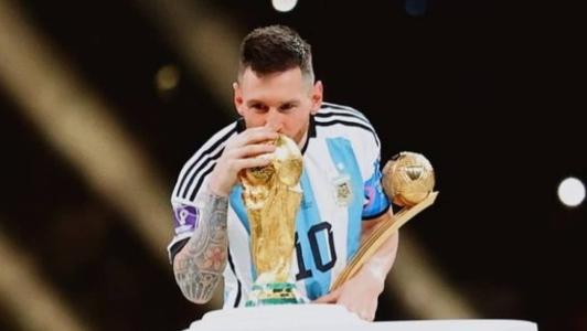 Lionel Messi beija a taça da Copa do Mundo