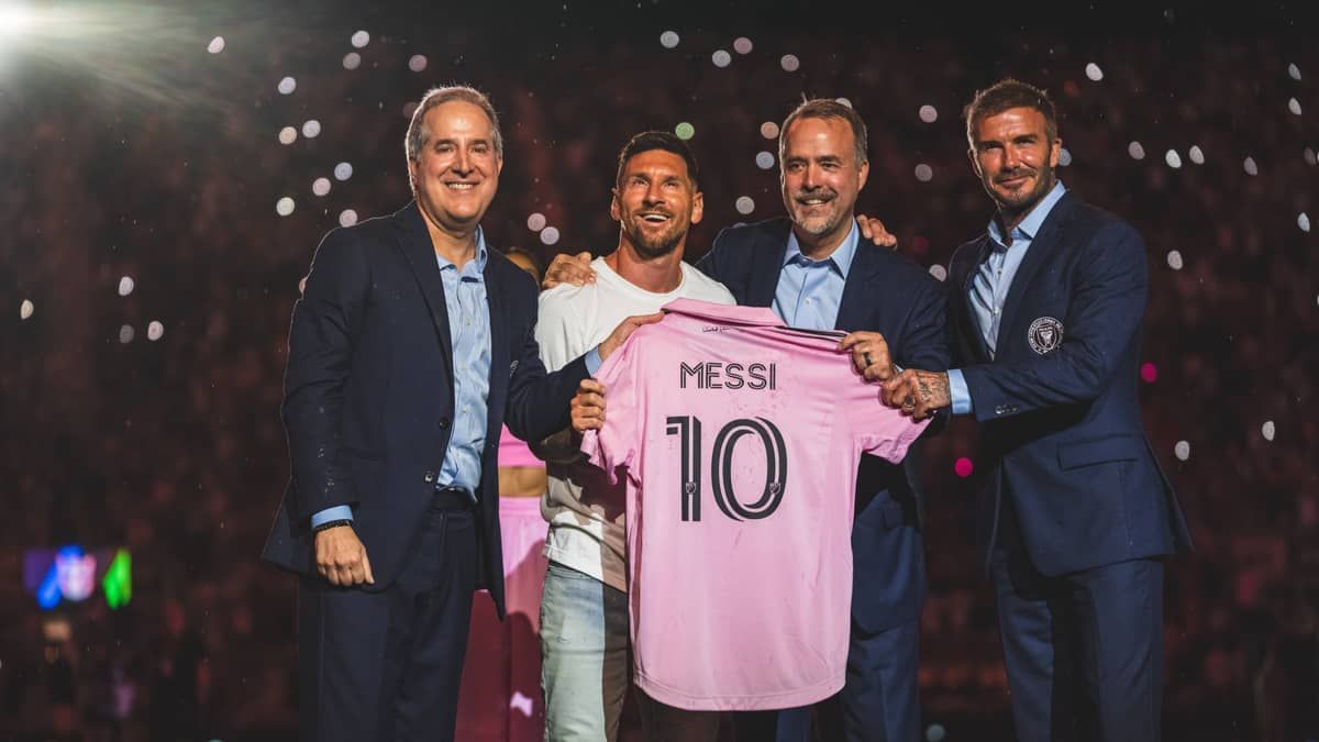 Messi é apresentado no Inter Miami com festa para milhares de torcedores