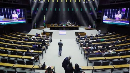 Lira monta, desde o mês passado, um super-bloco com os partidos do Centrão