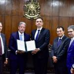 Lira vai pessoalmente ao Senado e entrega texto da Reforma Tributária a Pacheco