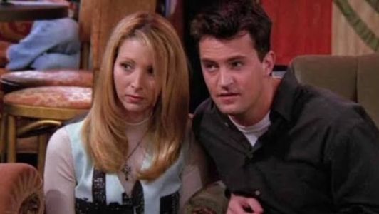 Lisa Kudrow como Phoebe e Matthew Perry como Chandler em 'Friends'
