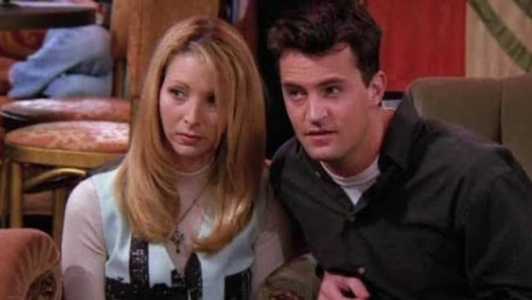 Lisa Kudrow como Phoebe e Matthew Perry como Chandler em 'Friends'