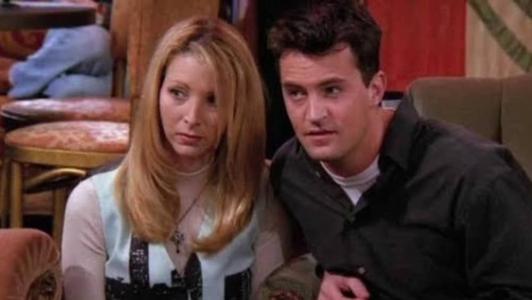 Lisa Kudrow como Phoebe e Matthew Perry como Chandler em 'Friends'
