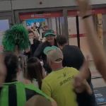 Contratado pelo América, Lisca é recebido pela torcida no desembarque em BH