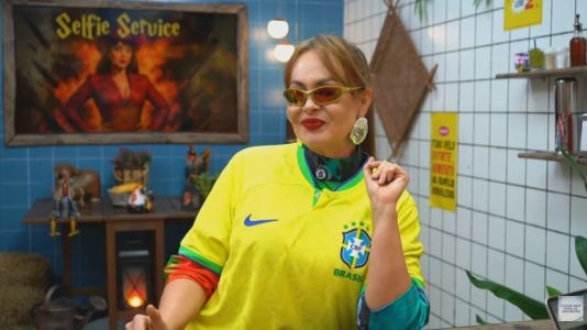 Gaby Spanic ganhou uma camisa do Brasil e óculos