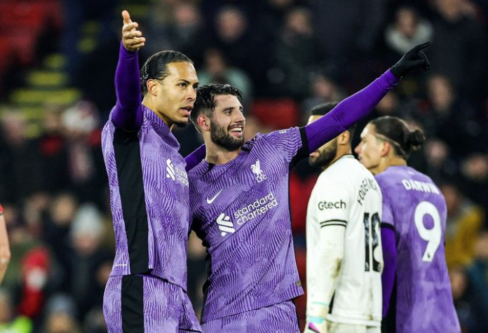 Liverpool vence o Sheffield e fica a dois pontos do líder Arsenal no Inglês