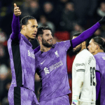 Liverpool vence o Sheffield e fica a dois pontos do líder Arsenal no Inglês