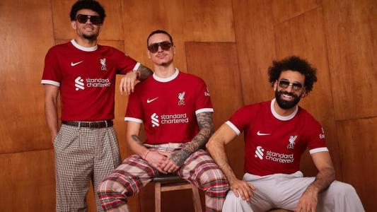 Liverpool apresenta camisa da temporada 2023/24