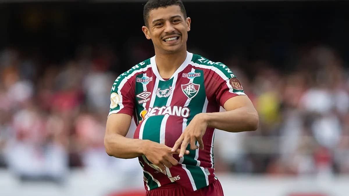 Fluminense recebe proposta do Liverpool por André e já admite perder volante